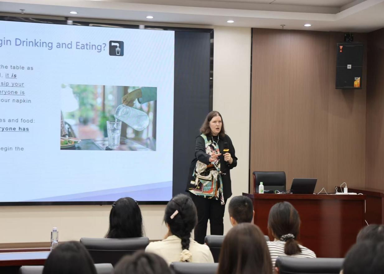 emc易倍 举办商务宴请礼仪与四六级备考讲座